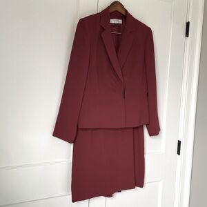 Tahari NWOT, 2piece suite 10P cranberry color business or dressy events